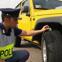 Quanto ammonta la multa per pneumatici in cattivo stato?